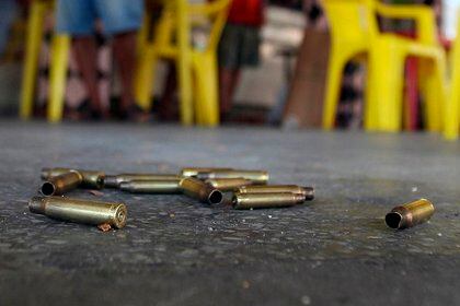 Una niña “sacó una pistola de su mochila, disparó múltiples rondas dentro y fuera de la escuela”