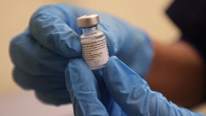 Un frasco de la vacuna COVID-19 de Pfizer-BioNTech. REUTERS/Carl Recine