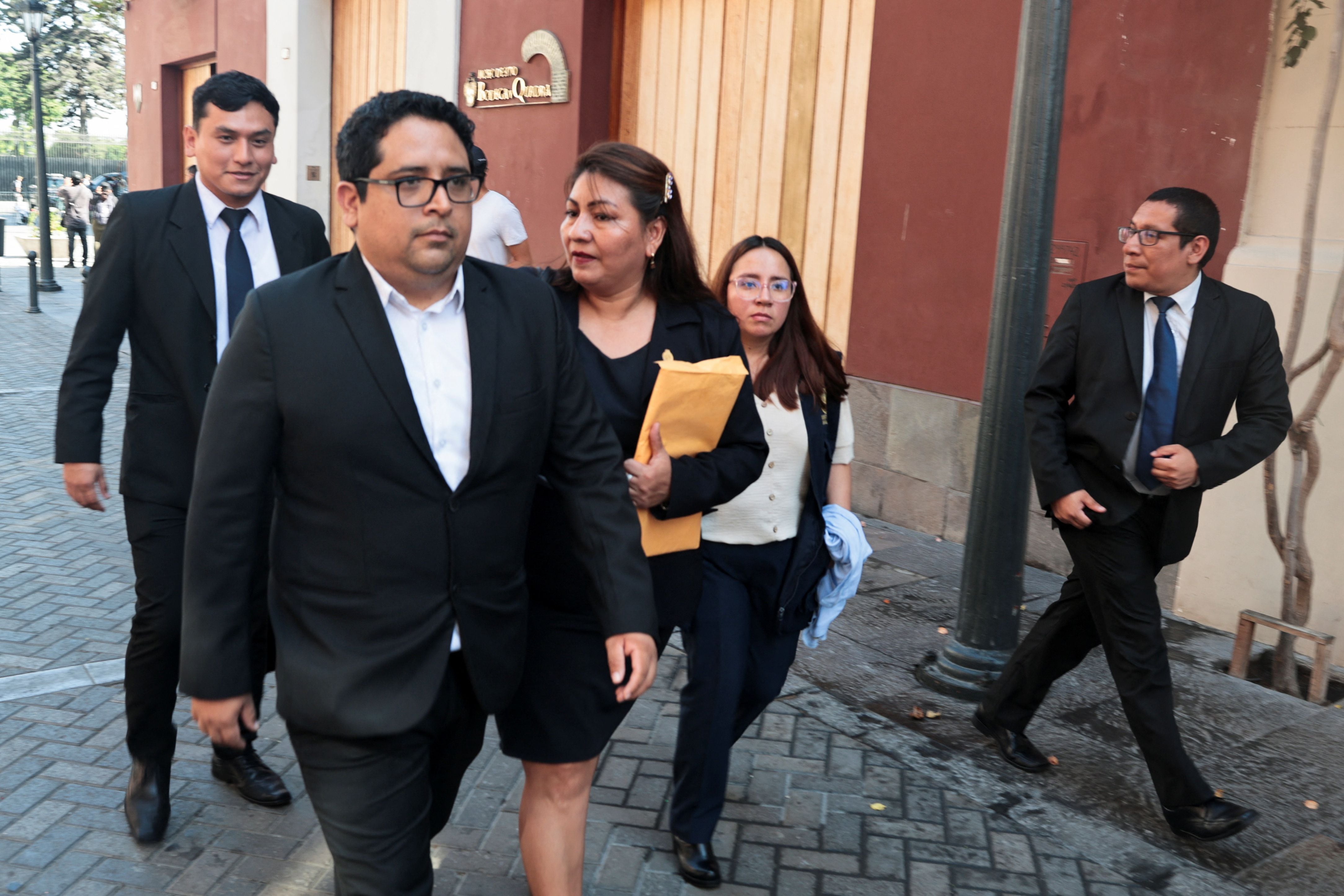 Representantes de la Fiscalía de la Nación salen desde Palacio de Gobierno| REUTERS/Sebastian Castaneda