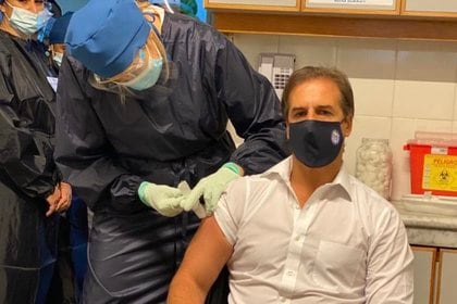 El presidente de Uruguay recibiÃ³ la primera dosis de la vacuna contra la COVID-19.


