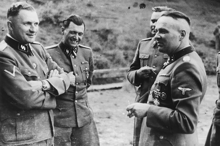 Höss, a la derecha, junto a otros jerarcas nazis.