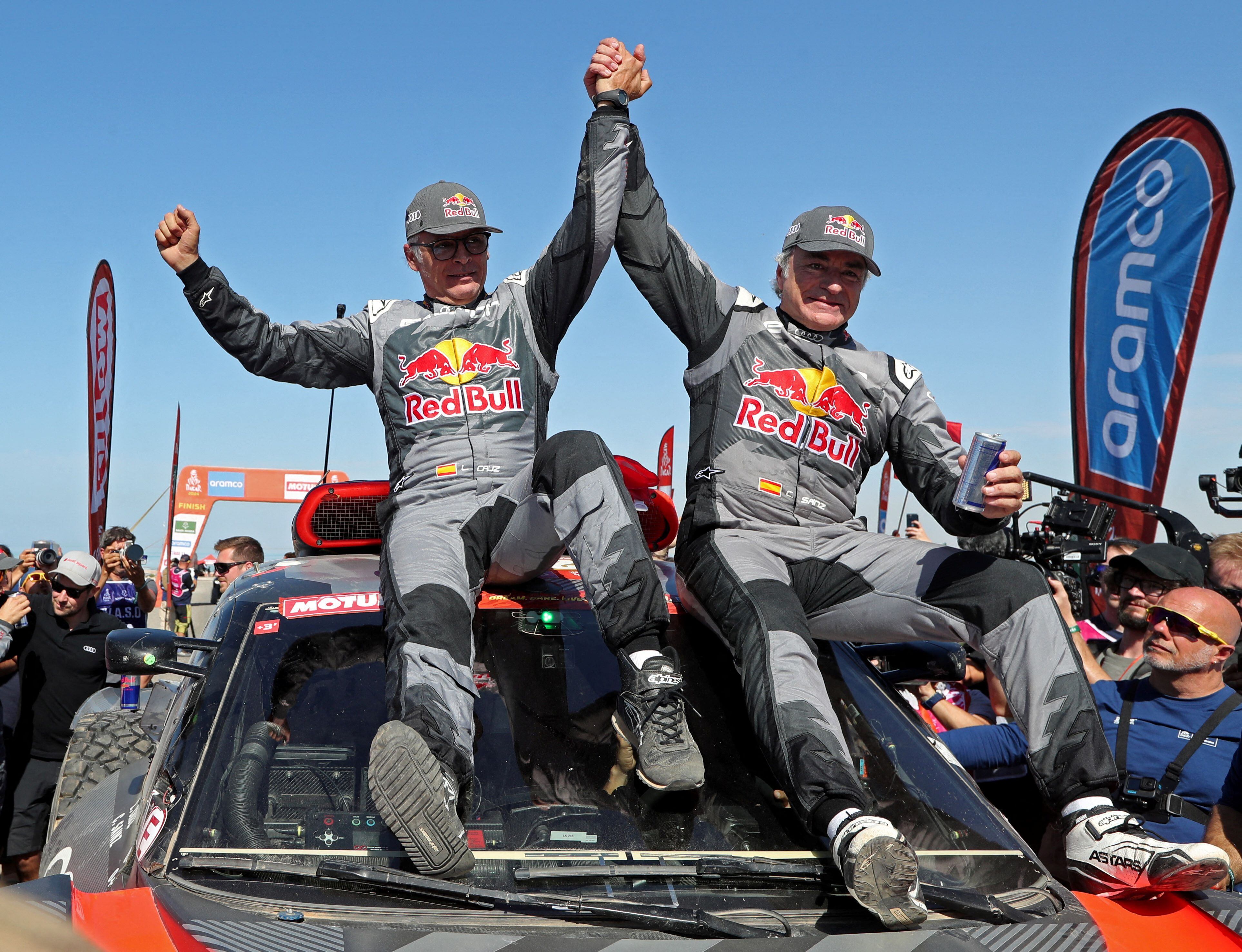 El español Carlos Sainz se consagró campeón del Rally Dakar 2024 en la categoría autos por cuarta vez a los 61 años (REUTERS/Hamad I Mohammed)