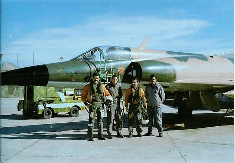 Los pilotos de los Dagger antes de salir al combate en el Atlántico Sur