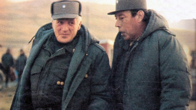 Galtieri y Mario Benjamín Menéndez en Malvinas antes de que comenzara la guerra