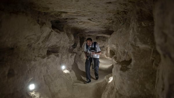 Un periodista egipcio recorre el interior de la pirámide escalonada que se abrió para los visitantes el jueves 5 de marzo de 2020 (AP)