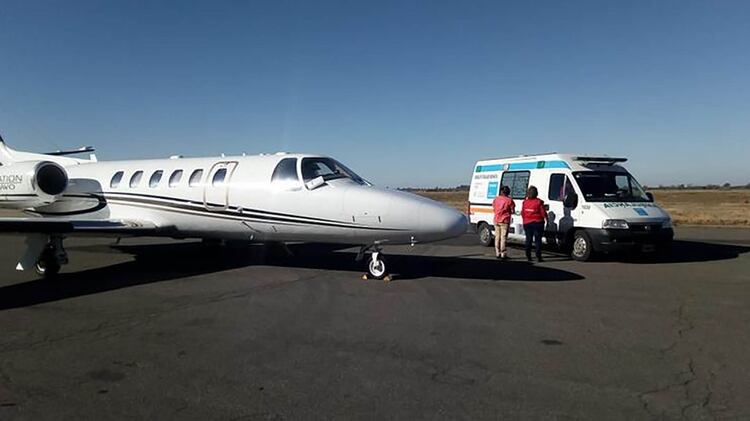 El avión sanitario arribó a San Miguel de Tucumán a las 0:30 de este sábado (comunicaciontucuman.gob.ar)