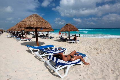 Turistas disfrutan de la playa en Cancún (México). EFE/Alonso Cupul
