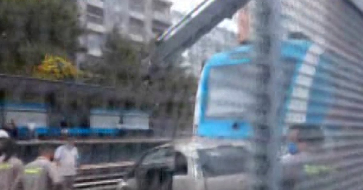 A Sarmiento Train hit a Car at the Ramos Mejía Station and there are delays