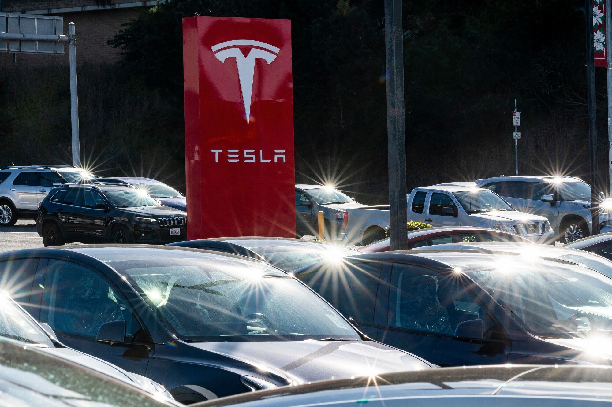 El conflicto del Mar Rojo y otros contratiempos impactaron las entregas de Tesla. (David Paul Morris/Bloomberg)