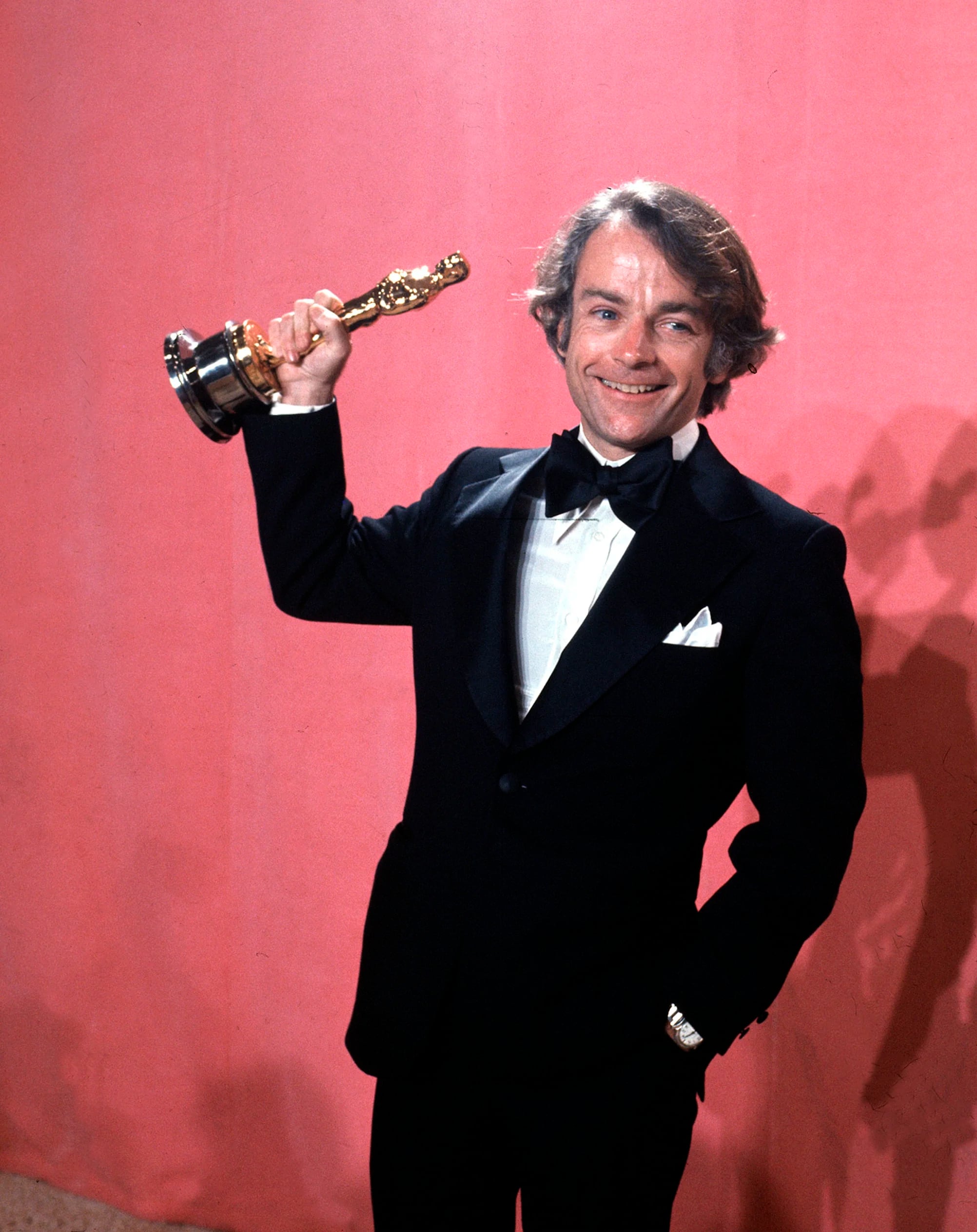 John C. Avildsen con su Oscar por ‘Rocky’ (AP)