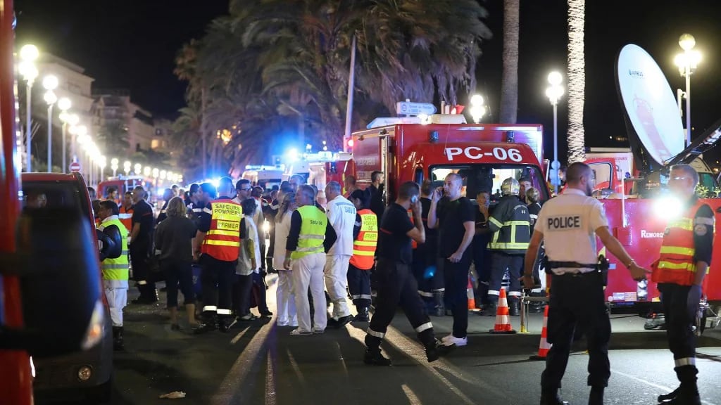 Equipos de emergencias trabajan en el Paseo de los Ingleses de Niza (AFP)