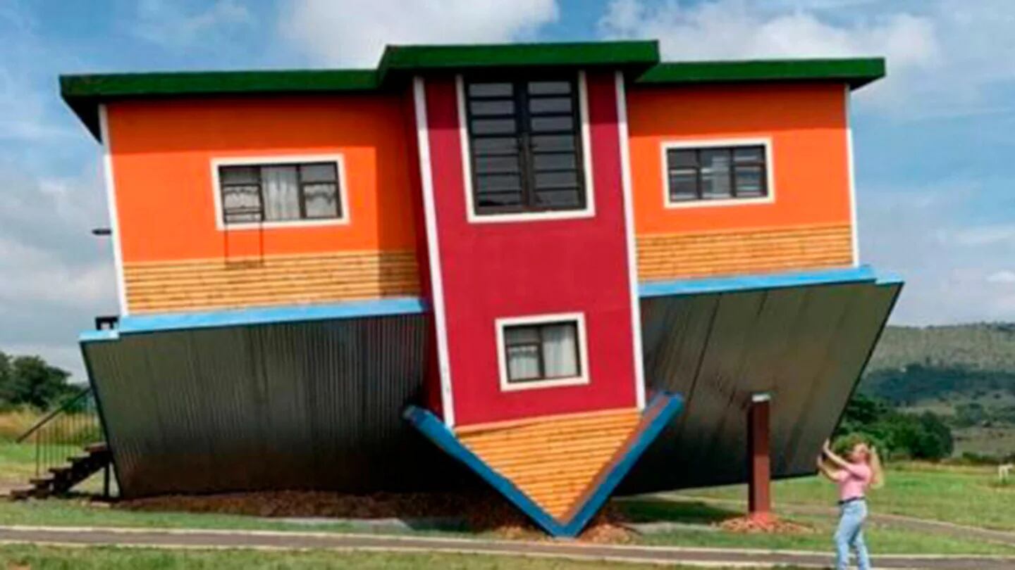 Mundo Insólito Casas Patas Para Arriba Donde Los Muebles Y Objetos Cuelgan Del Techo Infobae 