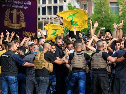 “Hezbollah ha entrenado a miles de activistas en las redes sociales a los que sostiene Irán, y así ha ayudado a crear los llamados ‘ejércitos electrónicos’ en toda la región”, denunció The Telegraph. (REUTERS/Ali Hashisho)