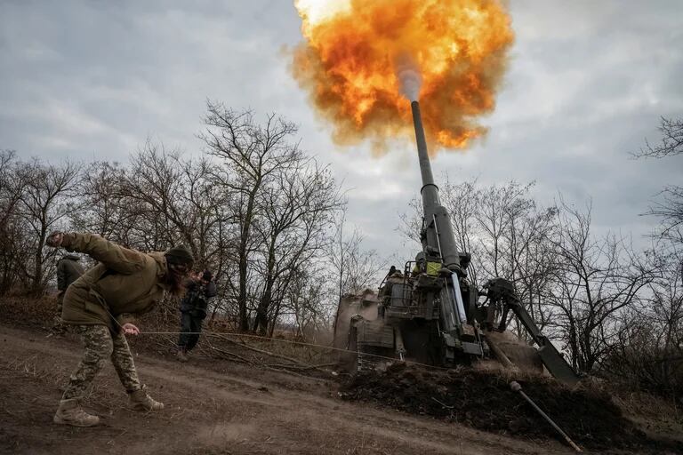Los militares ucranianos disparan un arma autopropulsada 2S7 Pion en una posición, mientras continúa el ataque de Rusia  