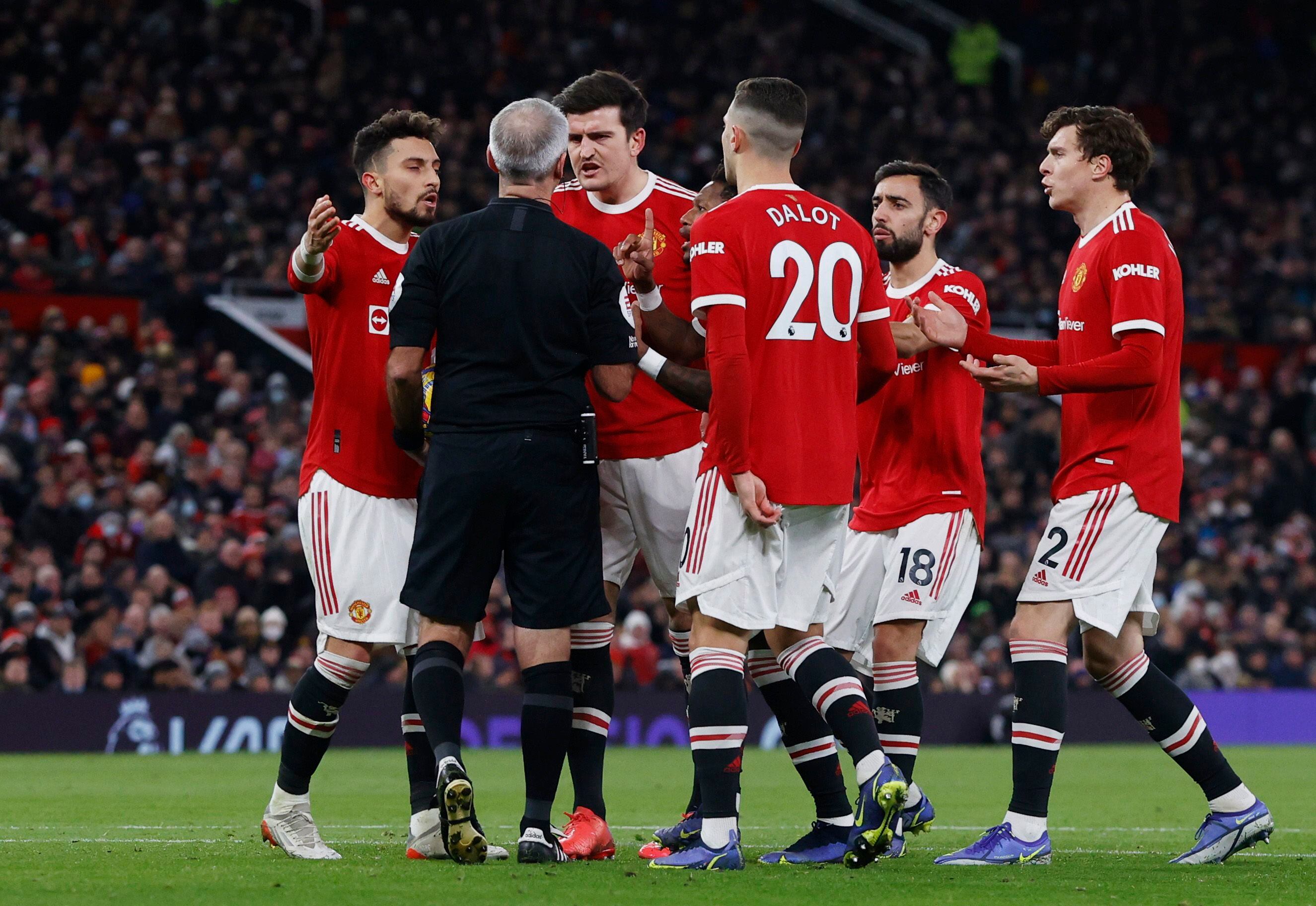 Los jugadores del United le reclamaron al árbitro, que estuvo acertado en su decisión (REUTERS/Phil Noble) 