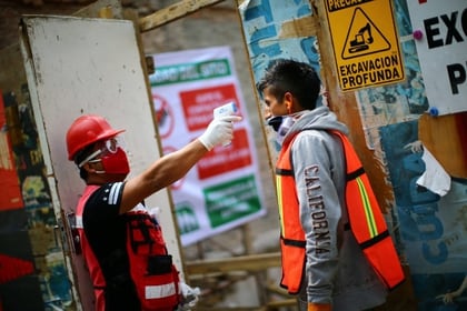 Un empleado, portando una máscara facial, escanea la temperatura de un trabajador de la construcción durante el primer día de la reapertura gradual de la economía del país para industrias "esenciales", mientras continúa la propagación del coronavirus en Ciudad de México. 1 de junio de 2020 (REUTERS / Edgard Garrido)