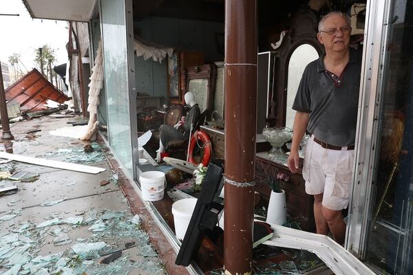 Un habitante de Panama City frente a su tienda destruida por el paso del huracán (Joe Raedle/Getty Images/AFP)