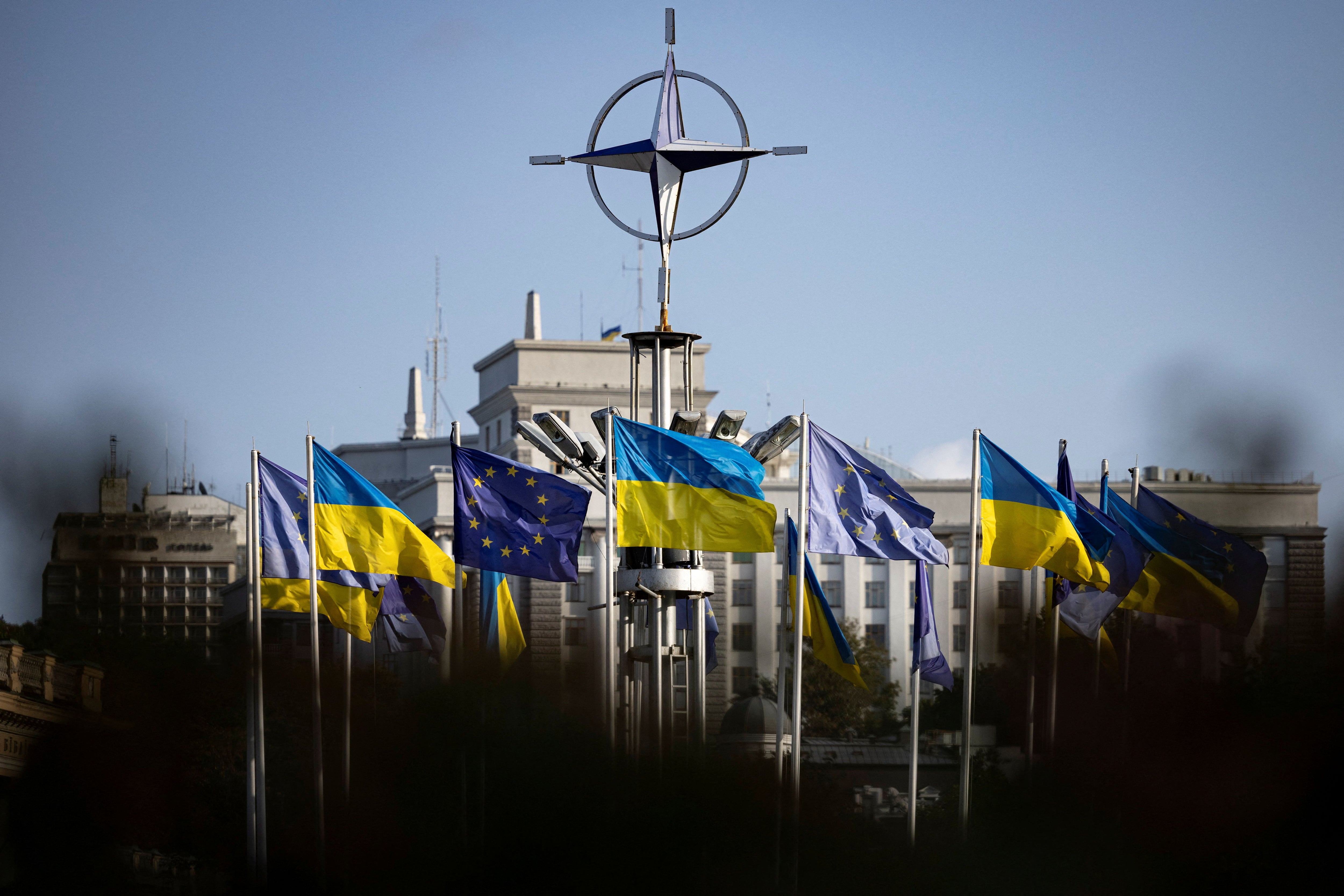 Banderas de la UE y de Ucrania flamean en la sede de la OTAN en Bélgica (REUTERS/Thomas Peter)