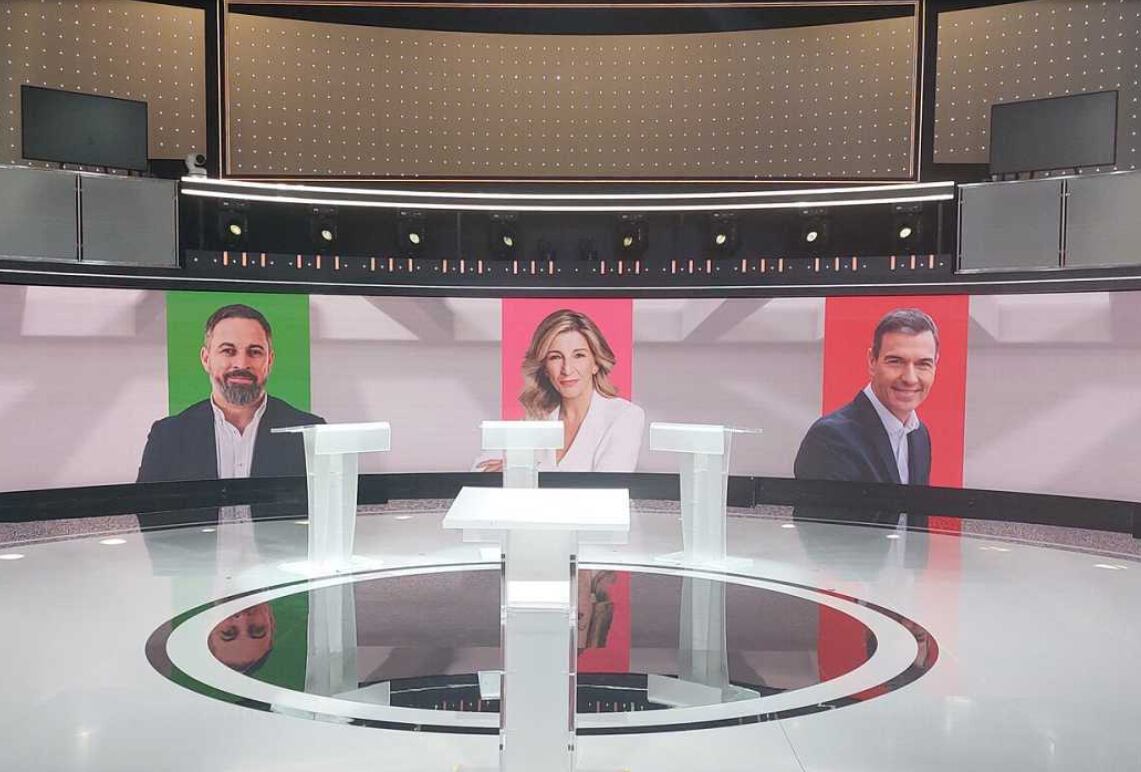 El plató en el que se celebrará el debate a tres entre Pedro Sánchez, Yolanda Díaz y Santiago Abascal. (RTVE)