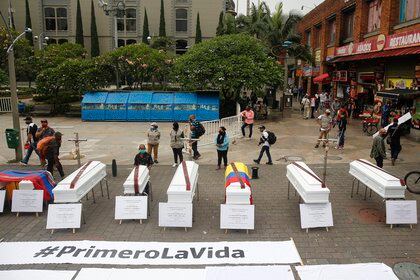 Ataúdes colocados en la calle como símbolo de rechazo a las recientes masacres en Medelín (EFE) 