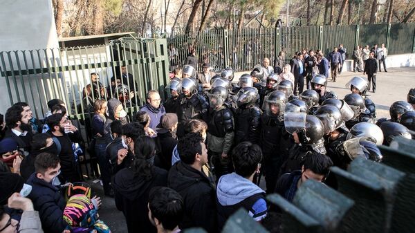 También hubo protestas contra el gobierno de Irán en la universidad (AFP PHOTO / STR)