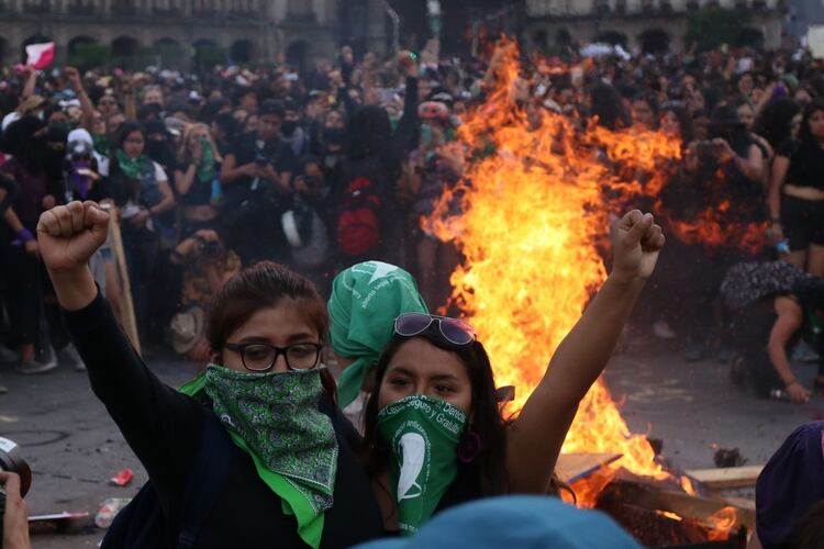 El 8 de marzo miles de mujeres protestaron contra la violencia machista en México. Hay 10 femicidios por día y la violencia recrudece por el encierro (GALO CAÑAS /CUARTOSCURO.COM)