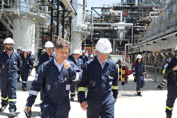 Axel Kicillof en la refinería de Axion en Campana, junto a Marcos Bulgheroni, CEO de PAEG