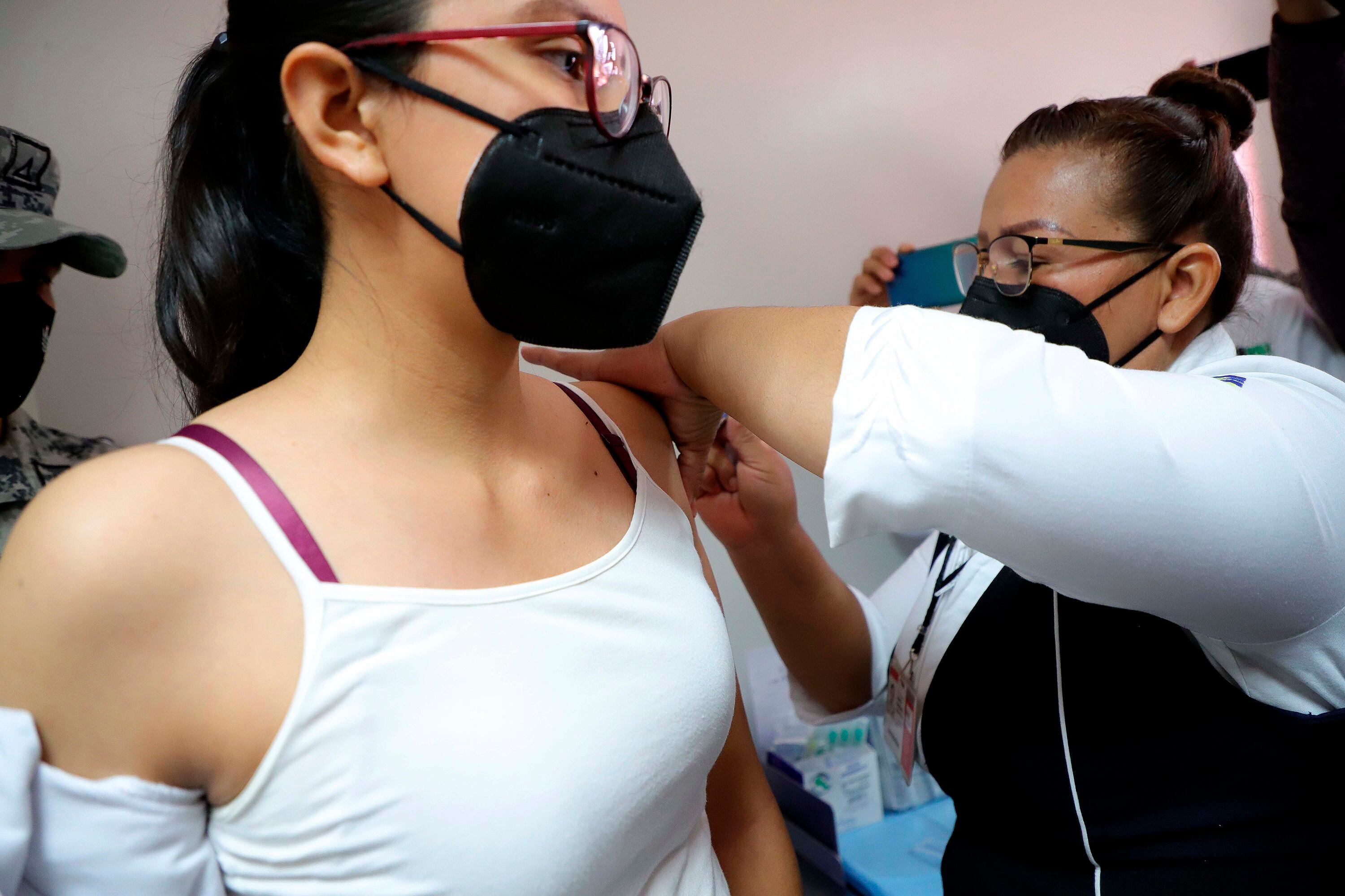 Personal de salud recibe la dosis de la vacuna contra la COVID-19, hoy en el Hospital de la Mujer, en la ciudad de Culiacán en el estado de Sinaloa (México). EFE/Juan Carlos Cruz
