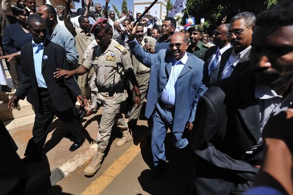 El presidente Omar Hasán al Bashir de Sudán en un mitin de 2009 después de que la Corte Penal Internacional lo acusara de crímenes de guerra y contra la humanidad en Darfur. (Lynsey Addario/The New York Times) 
