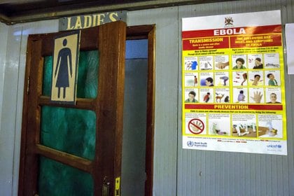 Información acerca del ébola a la entrada de un baño de mujeres en Aeropuerto Internacional de Goma, en República Democrática del Congo SALLY HAYDEN / ZUMA PRESS / CONTACTOPHOTO
