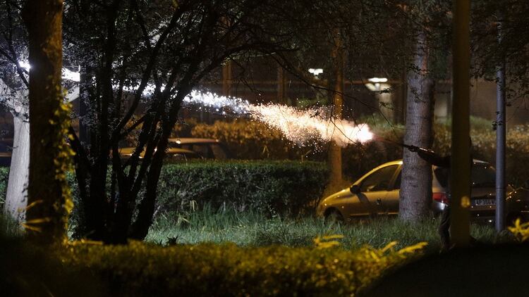 Los manifestantes han usado pirotecnia para enfrentarse a la policía (AFP)