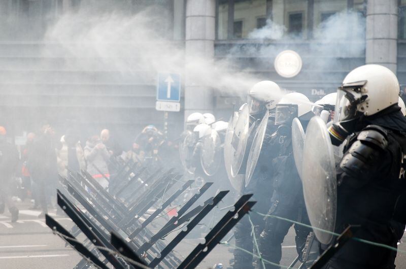 Agentes de policía vestidos con equipo antidisturbios se enfrentan a manifestantes durante una protesta contra las restricciones impuestas por el gobierno belga para contener la propagación de la enfermedad del coronavirus (COVID-19), en Bruselas, Bélgica, el 5 de diciembre de 2021. REUTERS/Johanna Geron