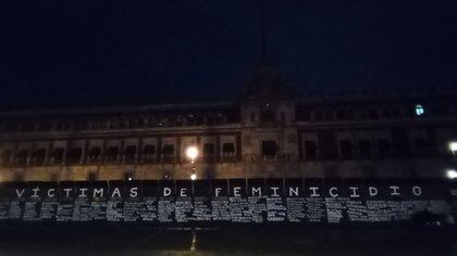 CIUDAD DE MÉXICO, 06MARZO2021.- Un grupo de mujeres intervino las vallas recién colocadas en Palacio Nacional, con los nombres de cien mujeres que han sido víctimas de feminicidio en los últimos diez años en todo el país; previo a la marcha del 8M en conmemoración al Día de la Mujer.
FOTO: GRACIELA LÓPEZ / CUARTOSCURO.COM