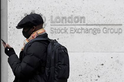 Imagen de archivo de un hombre utilizando una mascarilla pasando por el edificio de la Bolsa de Londres en el distrito financiero de la ciudad de Londres. 9 de marzo de 2020. REUTERS/Toby Melville