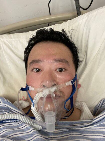 Li Wenliang usa un respirador, después del brote de coronavirus, en Wuhan, China. El médico murió seis días después de descubrir que tenía COVID-19. Fue uno de los profesionales de la salud censurados por el régimen (Reuters)