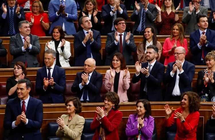 Diputados aplauden a Pedro Sánchez (REUTERS/Stringer)
