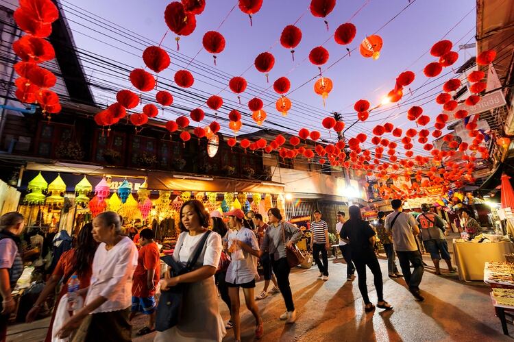Ubicado en Yaowarat Road, el barrio chino de Bangkok es un paraíso gastronómico, de compras y templos (Shutterstock)