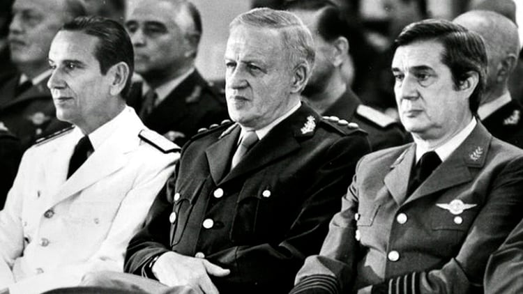 Anaya, Galtieri y Lami Dozo. El Ejército y la Aeronáutica eran proclives a aceptar una propuesta de paz.