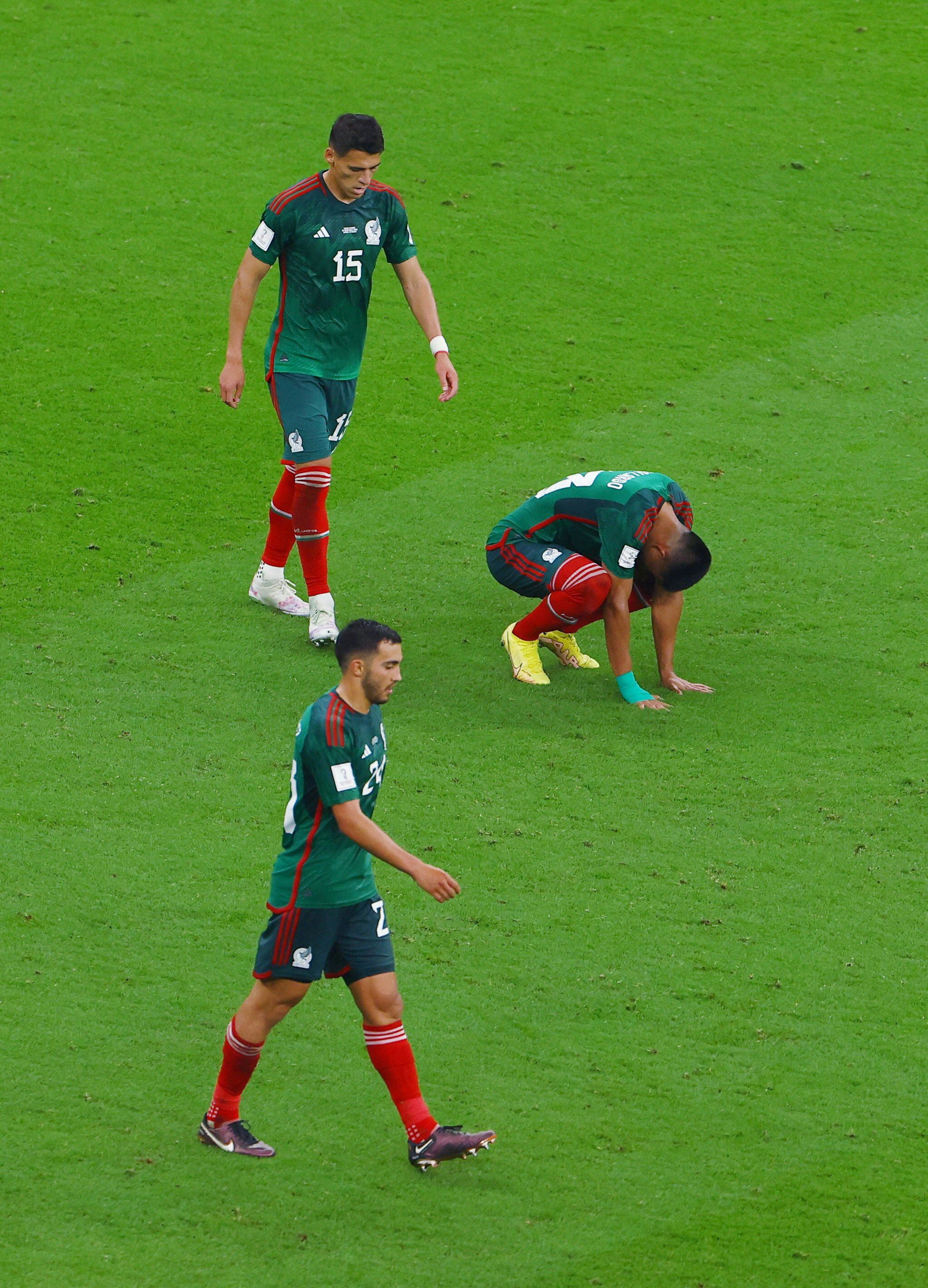 Soccer Football - FIFA World Cup Qatar 2022 - Group C - Saudi Arabia v Mexico - Lusail Stadium, Lusail, Qatar - November 30, 2022 Mexico players look dejected after Saudi Arabia's Salem Al-Dawsari scores their first goal REUTERS/Molly Darlington     TPX IMAGES OF THE DAY