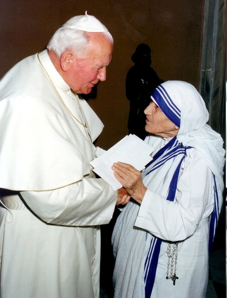 Madre Teresa junto a Juan Pablo II, con quien lo unía una amistad (EFE)