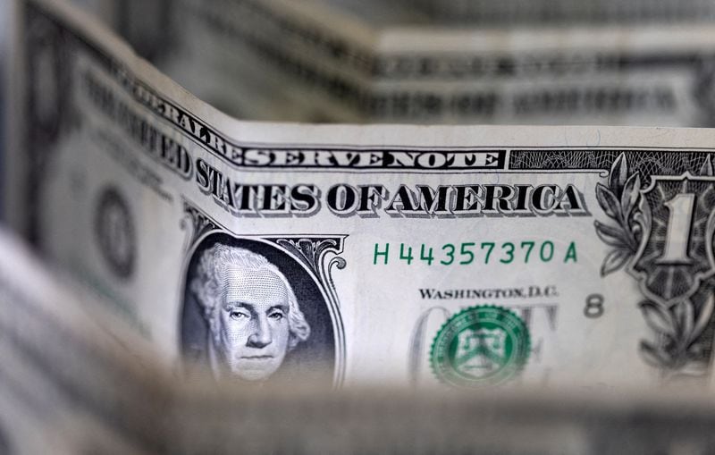 FOTO DE ARCHIVO. Billetes de dólar estadounidense. Imagen tomada el 14 de febrero de 2022. REUTERS/Dado Ruvic/Ilustración