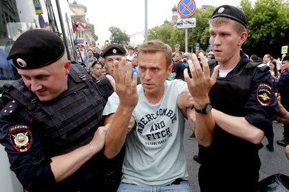 Policías arrestaron el 12 de junio al líder de la oposición rusa Alexei Navalny durante un mitin en apoyo al periodista de investigación Ivan Golunov (REUTERS/Maxim Shemetov)