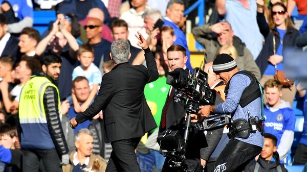José Mourinho se retiró presumiendo de sus títulos ante los fanáticos del Chelsea (REUTERS)