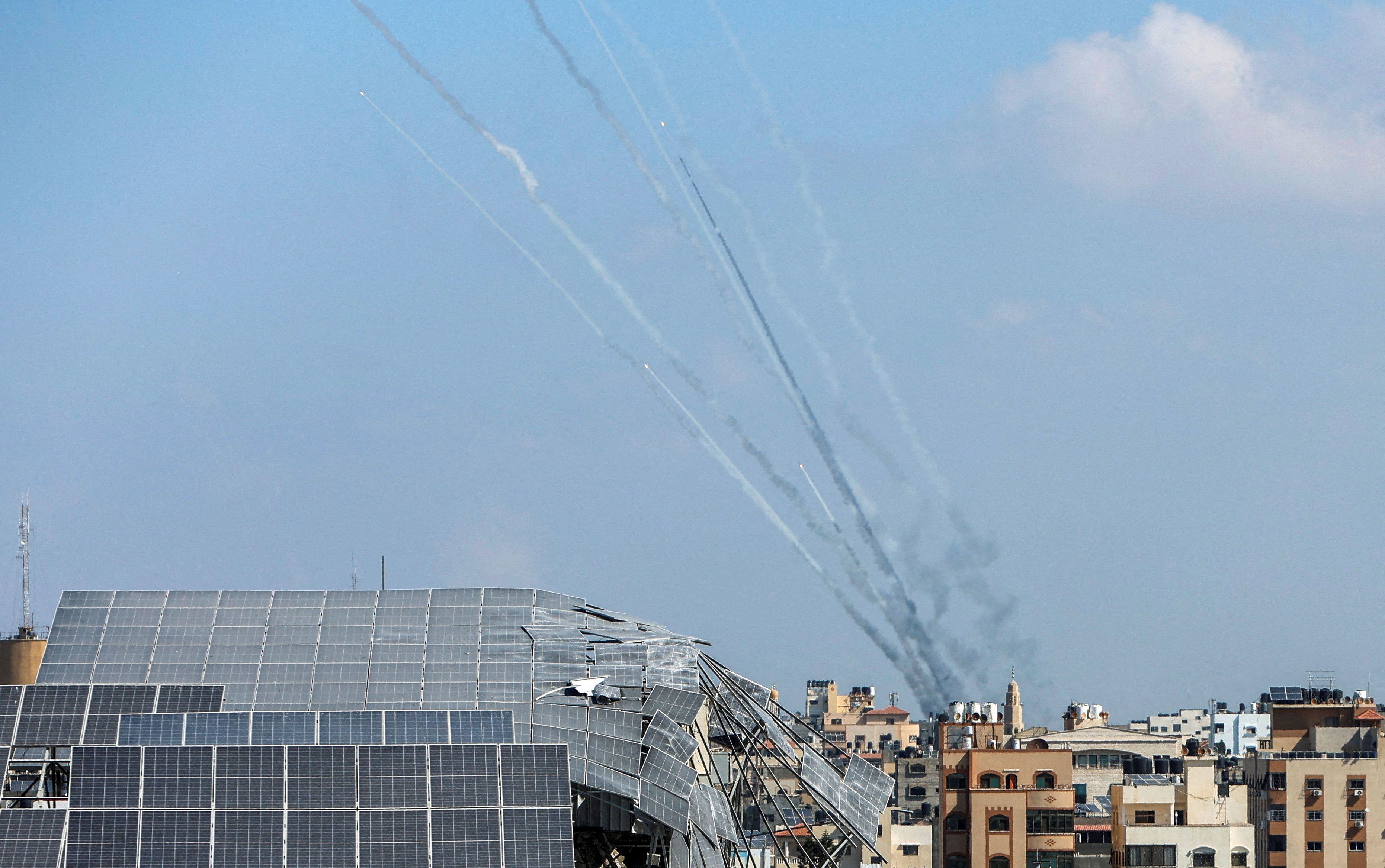 El grupo terrorista Hamas atacó nuevamente a Israel con el lanzamiento de cientos de cohetes contra la ciudad de Ashkelon. REUTERS/Mohammed Salem)