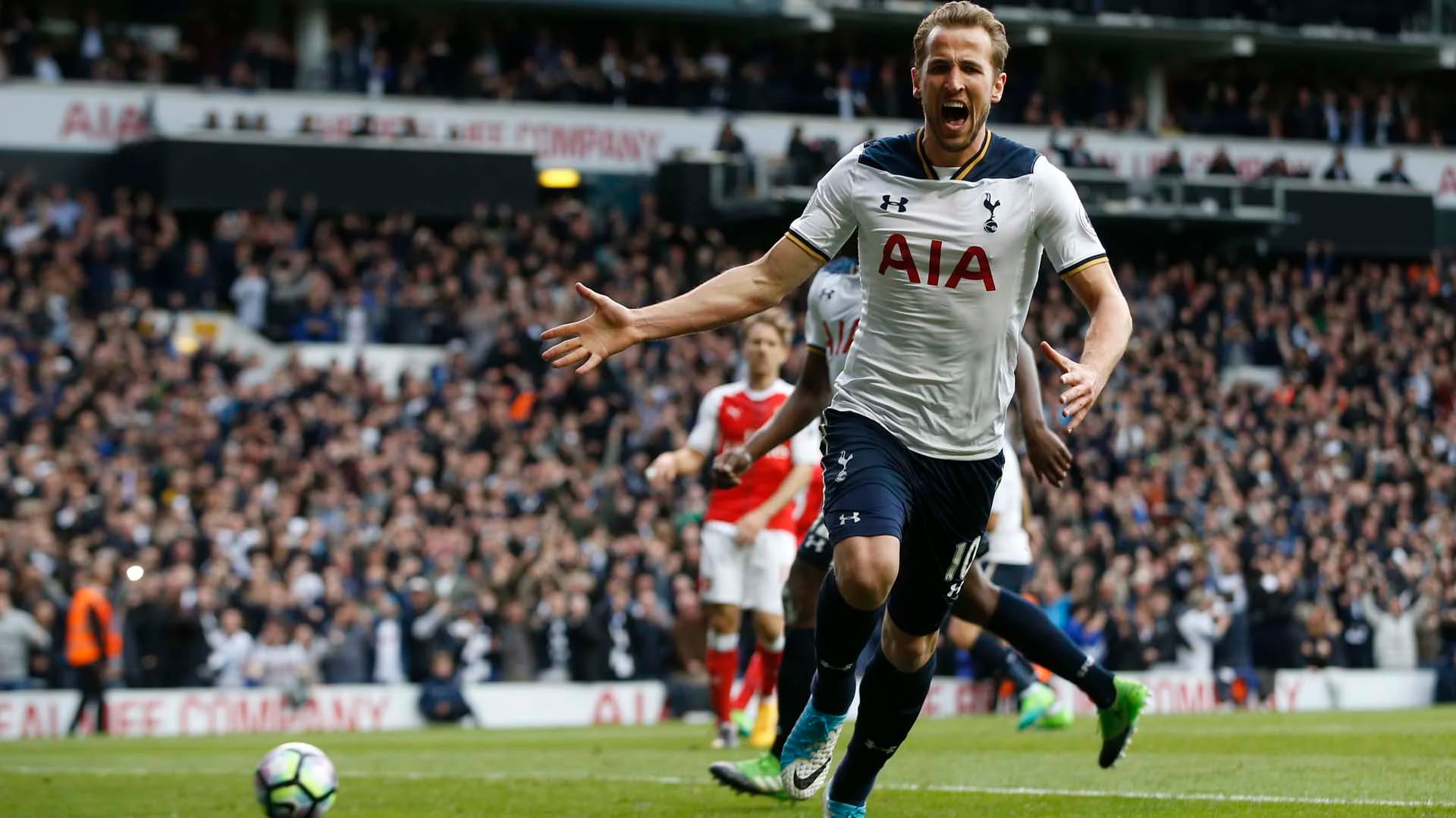 Harry Kane, 23 años, fue goleador de la Premier League por segunda temporada consecutiva (AP)