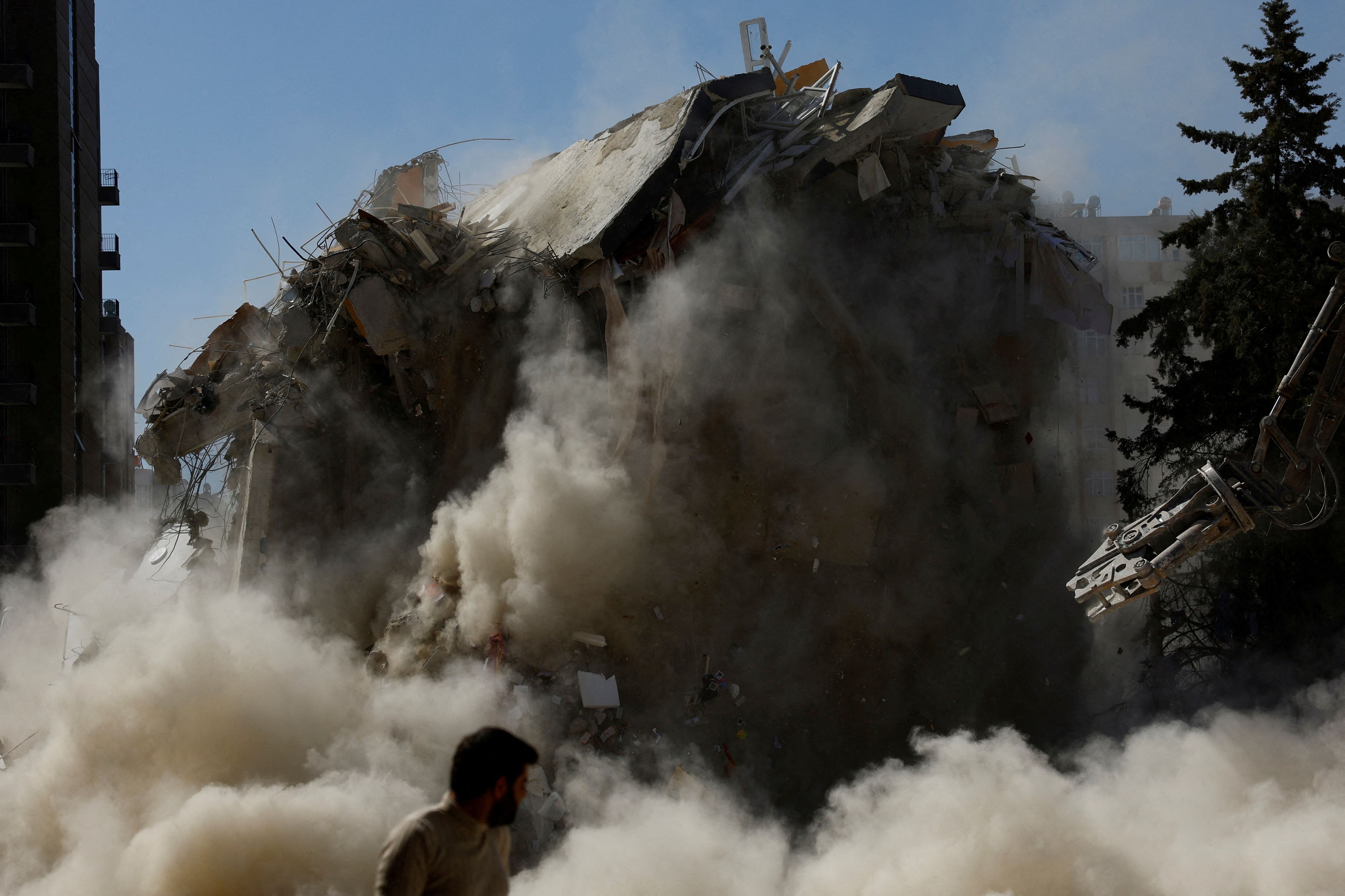 Un edificio dañado es derribado tras el terremoto mortal en Adana, Turquía, 6 de marzo de 2023. (REUTERS/Susana Vera)