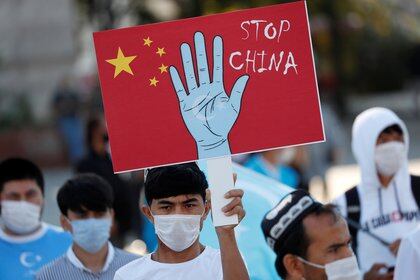 Manifestantes de etnia uigur participan en una protesta contra China, en Estambul, (REUTERS/Murad Sezer)