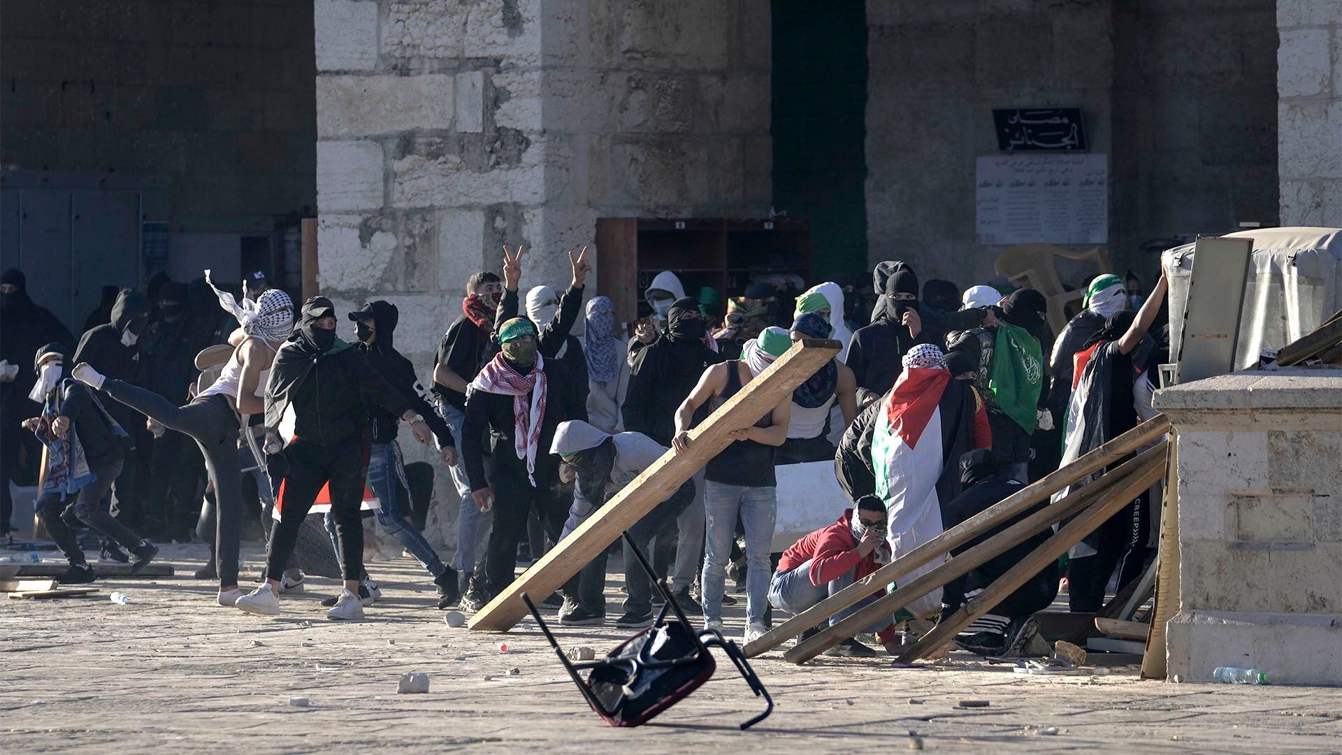 Palestinos enfrentan a las fuerzas de seguridad israelíes (AP Photo/Mahmoud Illean)