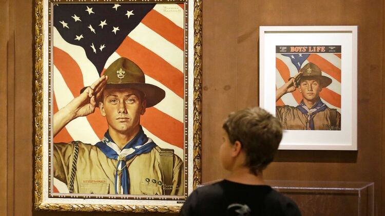 Un niño observa una clásica portada de Boy's Life, la revista de los Boy Scouts of America (AP)