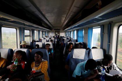 Viajeros en el tren de pasajeros que viaja de Mombasa a Nairobi, Kenia, el 24 de octubre de 2019. REUTERS/Baz Ratner